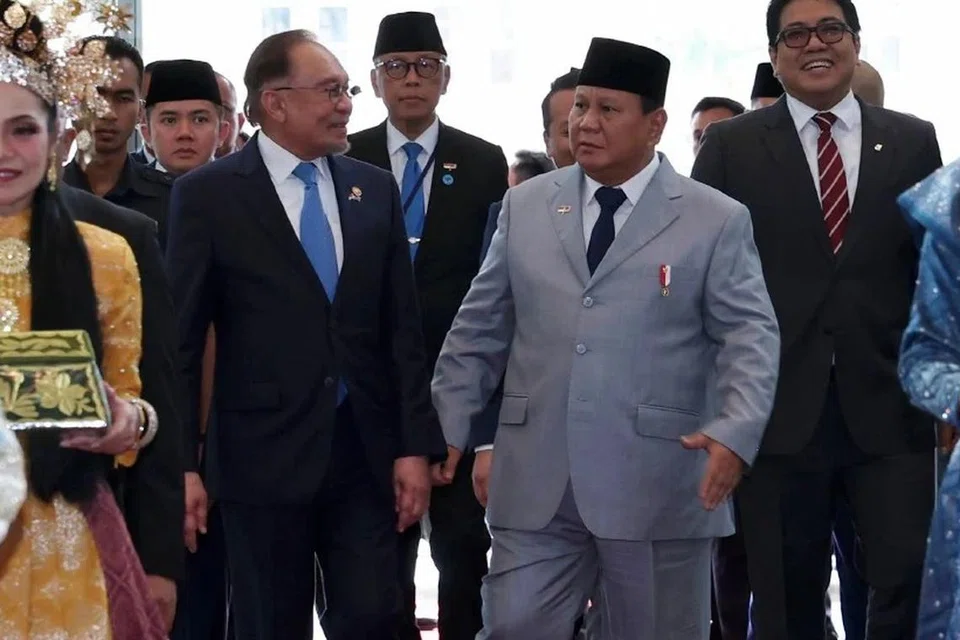 Perdana Menteri Malaysia, Datuk Seri Anwar Ibrahim (kiri) menyambut ketibaan Presiden Prabowo Subianto (kanan) bagi acara minum petang sempena lawatan negara Presiden Indonesia ke Malaysia di Menara Berkembar Petronas, Kuala Lumpur, pada 27 Januari.