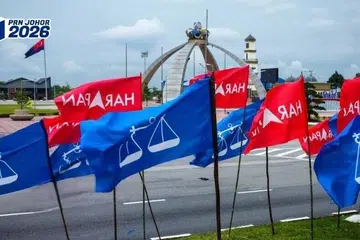 Bendera parti politik yang bertanding dalam Pilihan Raya Negeri Johor ke-16 pada 11 Julai ini, memenuhi beberapa kawasan di Johor.