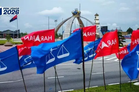 Bendera parti politik yang bertanding dalam Pilihan Raya Negeri Johor ke-16 pada 11 Julai ini, memenuhi beberapa kawasan di Johor.