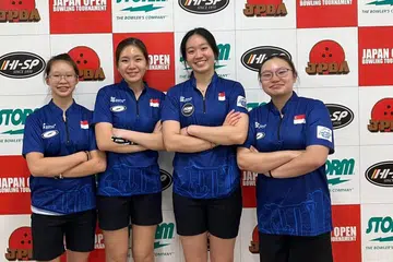 (Dari kiri) Lim Shi En, Ning Tay, Arianne Tay dan Charmaine Chang menang dalam divisyen pasukan wanita di Kejohanan Boling Terbuka Jepun.