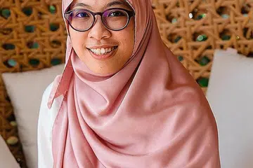 CIK KHATIM HAMIDON: Presiden Kumpulan Sokongan Ibu-ibu yang Menyusukan Anak (BMSG) yang menggalak orang ramai memberi sokongan kepada jualan amal kumpulan itu sempena ulang tahunnya yang ke-30. - Foto BMSG