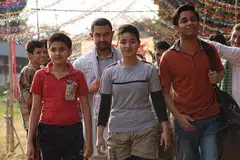 SUNTIK INSPIRASI: Aamir Khan (tengah, berjanggut) berlakon sebagai ahli gusti pesara dalam filem 'Dangal', bersama watak anak-anak perempuan yang dilatih bergusti lalu berjaya dalam arena yang lazimnya dikuasai lelaki. - Foto DANGAL