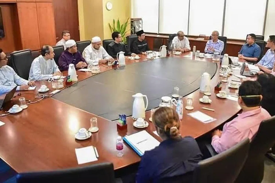 SUMBANGAN DIIKTIRAF: Menteri Bertanggungjawab bagi Ehwal Masyarakat Islam, Encik Masagos Zulkifli Masagos Mohamad, mengucapkan tahniah kepada Pasukan Bertindak SGTeguhBersatu dan Kumpulan Kerja Covid-19 Melayu/Islam yang diberi Sijil Kepujian Presiden (Covid-19) atas sumbangan dan usaha gigih mereka membantu masyarakat mengharungi situasi pandemik. - Foto FACEBOOK MASAGOS ZULKIFLI