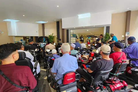Ruang pandu lalu atau ‘drive-thru’ itu merupakan antara beberapa ciri bersifat terangkum, mesra warga emas dan mesra golongan kurang upaya yang disediakan oleh Masjid Darul Makmur setelah ia menjalani kerja naik taraf selama dua tahun dari 2023 hingga 2025.