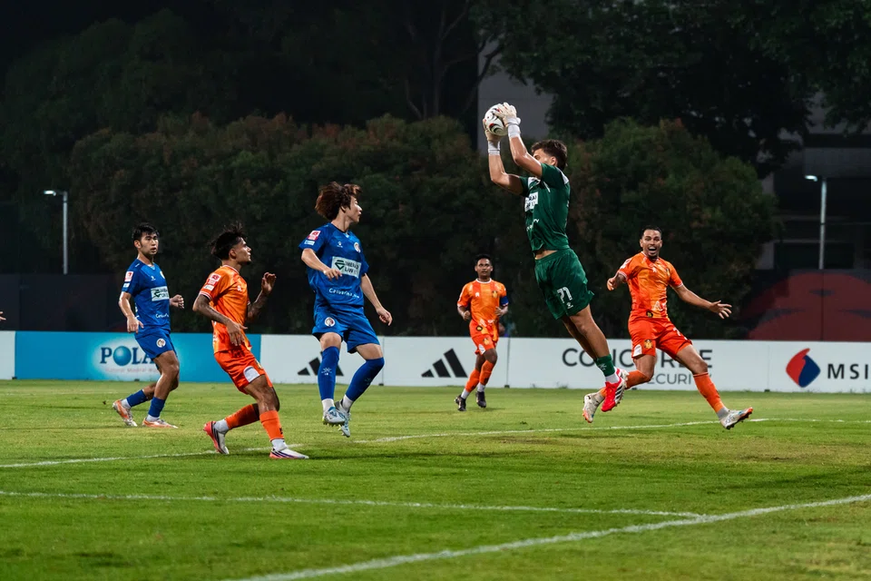 Walaupun terpaksa beraksi dengan hanya sembilan pemain selepas dilayangkan dua kad merah, Hougang tetap menghasilkan beberapa serangan mengancam dan hampir menjaringkan gol penyamaan perlawanan. Namun, penjaga gol Balestier, Mario Mustapic (dua dari kanan) beraksi cemerlang untuk mempertahankan kelebihan pasukan dan Balestier akhirnya menang 2-1.