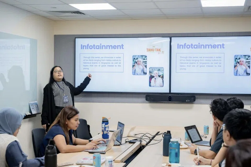 Penerbit media sosial ‘OMGxBH’, Cik Nur Sabrina Masri, mengendalikan bengkel penciptaan kandungan digital kepada mahasiswa yang terdiri daripada anggota Persatuan Bahasa Melayu Universiti Nasional Singapura (PBMUKS).