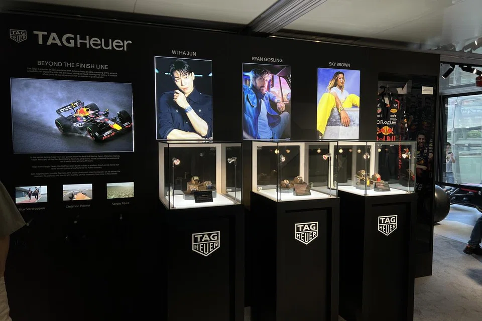 JAM TANGAN MEWAH: TAG Heuer menampilkan reruai ‘pop-up’ dua tingkat di ION Orchard dengan pameran kereta pertunjukan 2018 pasukan Red Bull Racing. 