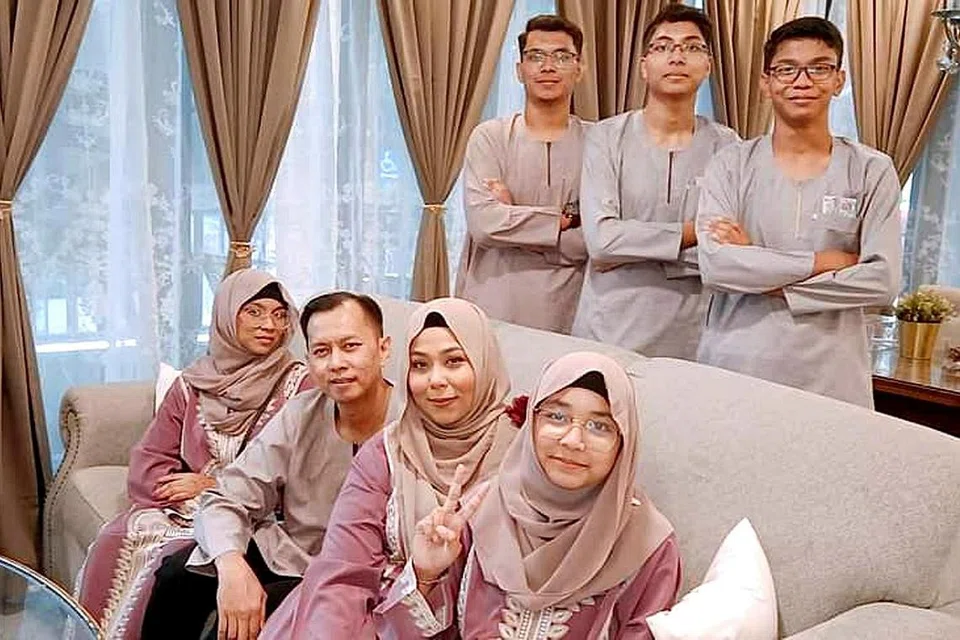 PENTING HORMATI GURU: Cik Azizah Mahmood (dua dari kanan) dan suaminya, Encik Mohamed Rasul Mohamed Madon, sentiasa mengingatkan anak-anak mereka (berdiri dari kiri) Muhammad Danial, Muhammad Adam, Muhammad Iman, (duduk, kiri) Nadya Camellia dan (duduk, kanan) Sarah Jasmine agar menghormati semua orang, termasuk guru. - Foto ihsan AZIZAH MAHMOOD