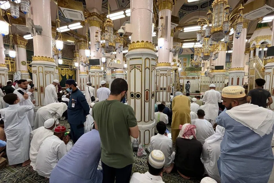 SYAHDU DI RAUDAH: Para jemaah menjalankan ibadah masing-masing di Taman Raudah. 