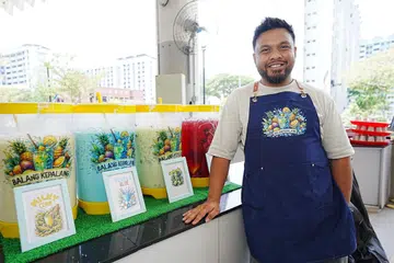 Antara cara pengasas Balang Kepalang, Encik Andy Idris, meningkatkan penjenamaan perniagaannya dan menyumbang kembali kepada masyarakat adalah menerusi pengedaran minuman air balang kepada jemaah masjid di bawah sumbangan infak.