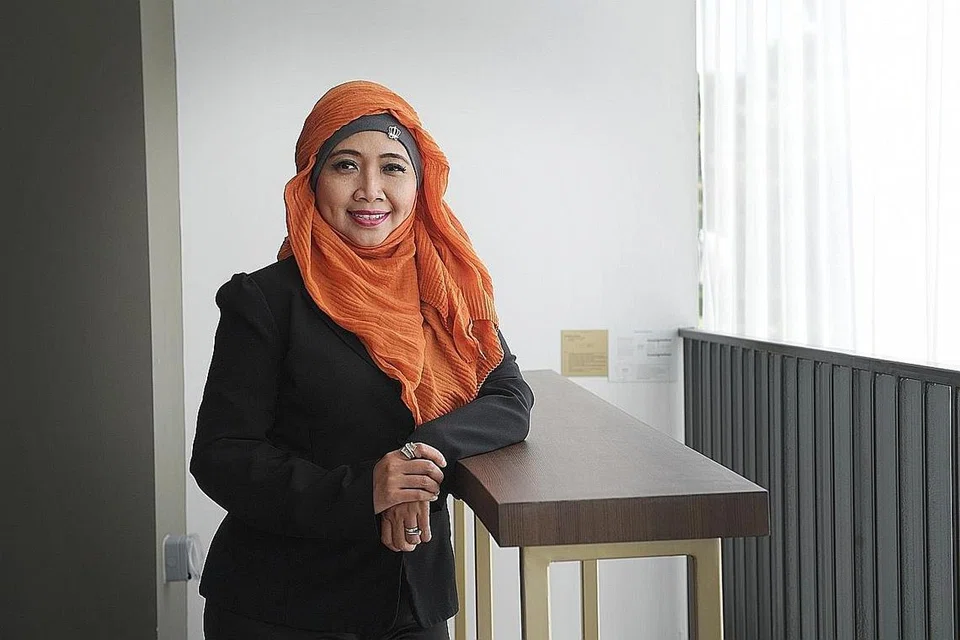 CIK ROZA: Menyediakan khidmat agensi hartanah di Singapura dan Malaysia. - Foto BH oleh ALPHONSUS CHERN