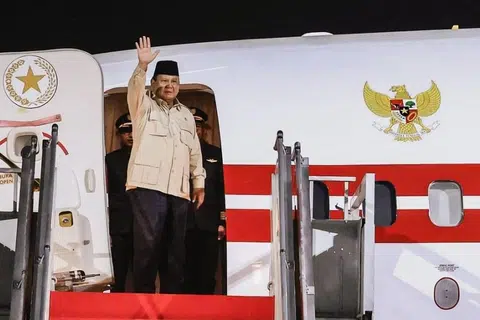 Presiden Indonesia, Encik Prabowo Subianto, menaiki pesawat khas di Pangkalan TNI AU Halim Perdanakusuma di Jakarta sebelum berangkat ke Timur Tengah pada 9 April.