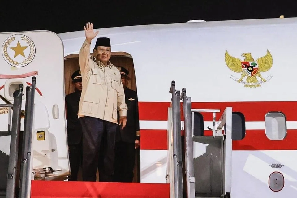 Presiden Indonesia, Encik Prabowo Subianto, menaiki pesawat khas di Pangkalan TNI AU Halim Perdanakusuma di Jakarta sebelum berangkat ke Timur Tengah pada 9 April.