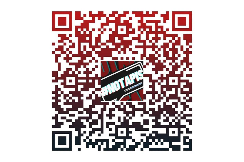 Imbas kod QR untuk dengar podcast wawancara serta dendangan lagu oleh Imma Pink dan pemuzik setempat, Olly Maguire.