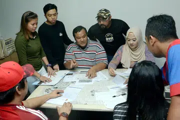 MANGSA BERSATU: Enam bakal mempelai yang dipercayai telah menandatangani kontrak pakej perkahwinan dengan syarikat Lagun Sari Wedding & Catering Pte Ltd telah mengadakan pertemuan di kediaman salah seorang daripada mereka kelmarin di mana pasangan itu berbincang tentang nasib mereka apabila bekas perancang perkahwinan mereka, Encik Sunato Zaidi, dikatakan mempunyai masalah dengan syarikat dan mengeluarkan resit palsu. - Foto TAUFIK A. KADER