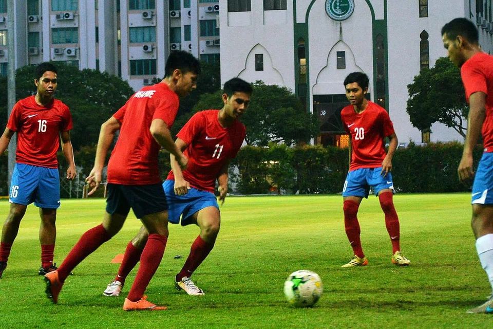 SEMANGAT TINGGI: Pemain skuad bola sepak nasional bawah 21 tahun semasa latihan terakhir sebelum berangkat ke Melaka. - Foto KHALID BABA