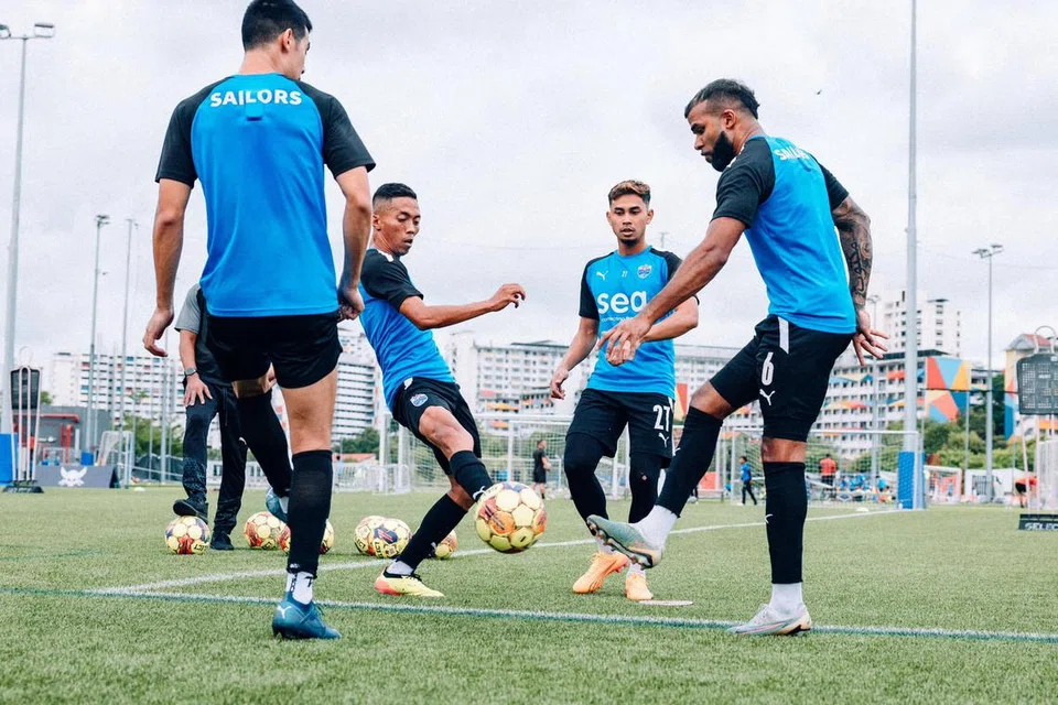 (Dari kiri) Pemain Lion City Sailors, Lionel Tan, Shawal Anuar, Adam Swandi dan M. Anumanthan membuat persiapan terakhir sebelum bertemu Albirex Niigata dalam Perisai Masyarakat pada 4 Mei.