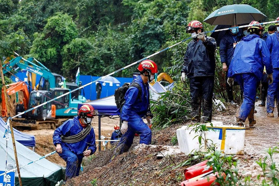 DALAM SIASATAN: Gambar fail menunjukkan penyelamat di kawasan nahas di Wuzhou, Wilayah Guangxi Zhuang pada 24 Mac. - Foto REUTERS