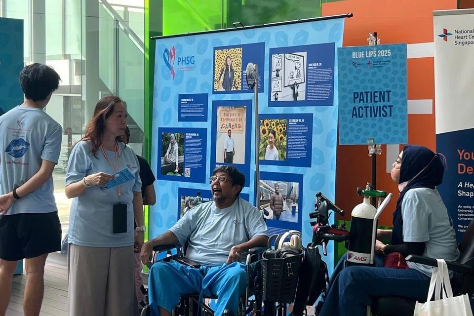 Encik Mohd Amin Mubaruk (dua dari kanan) bersama anggota kumpulan sokongan pesakit Hipertensi Pulmonari Singapura (PHSG), yang ditubuhkannya pada 2004, ketika acara Kempen Bibir Biru – warna biru bibir pesakit hipertensi pulmonari akibat kekurangan oksigen dalam darah – yang diadakan pada 4 November 2025 di Hospital Universiti Nasional (NUH).