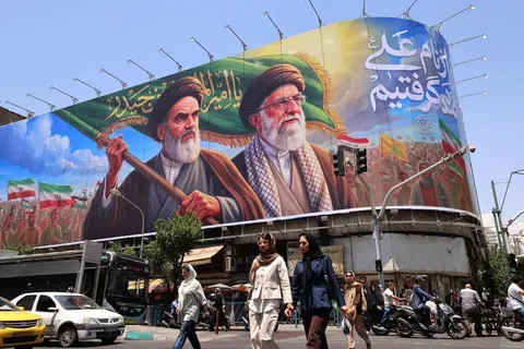 Rakyat Iran berjalan melepasi papan iklan memaparkan potret bekas  pemimpin tertinggi Iran, Ayatollah Ruhollah Khomeini (kiri) dan pemimpin tertinggi Iran yang terbunuh, Ayatollah Ali Khamenei, di Teheran pada 8 Jun 2026. Iran pada 8 Jun berkata penyambungan semula permusuhan dalam perang Asia Barat akan memberi kesan terhadap rundingan berterusan dengan Amerika Syarikat bagi mencapai perdamaian di rantau itu.