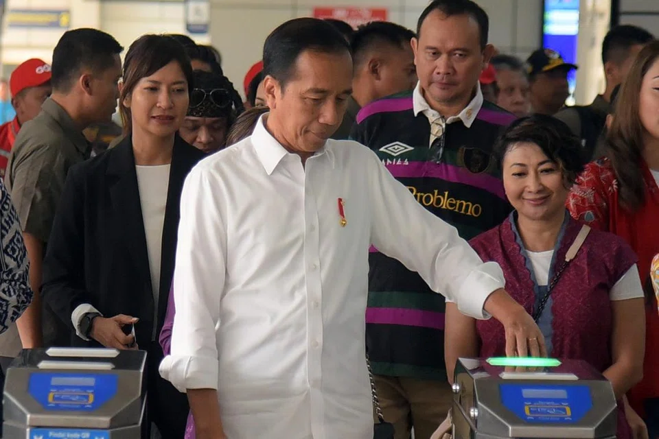 KURANGKAN PENCEMARAN: Presiden Encik Joko Widodo membawa beberapa selebriti Indonesia menaiki transit aliran ringan (LRT) di Jakarta pada Khamis untuk menggalakkan penggunaan pengangkutan awam dengan lebih meluas dalam usaha mengurangkan pencemaran daripada kenderaan persendirian di ibu negara Indonesia. LRT menghubungkan pusat bandar Jakarta dengan bandar satelit.