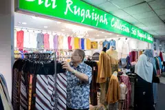 JUALAN KURANG RANCAK: Pengurus kedai pakaian Siti Rugaiyah Collection, Encik Abu Bakar Bagarib (gambar), berkata perniagaannya sejak berpindah ke City Plaza dari Tanjong Katong Complex merosot kira-kira 50 peratus. 