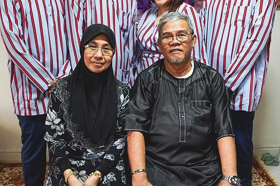SOKONGAN KELUARGA: Huzaifah (berdiri, kiri) bergambar bersama seisi keluarga pada Hari Raya 2019. - Foto ihsan HUZAIFAH NOORHAM 