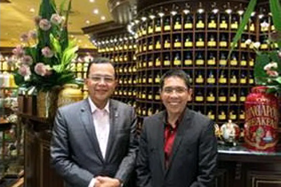 MEMPERERAT IKATAN: Menteri Negara Kanan (Pertahanan merangkap Ehwal Luar), Dr Mohamad Maliki Osman (kanan), bertemu Timbalan Menteri Sumber Asli dan Alam Sekitar Malaysia, Datuk Hamim Samuri. - Foto FACEBOOK MALIKI OSMAN