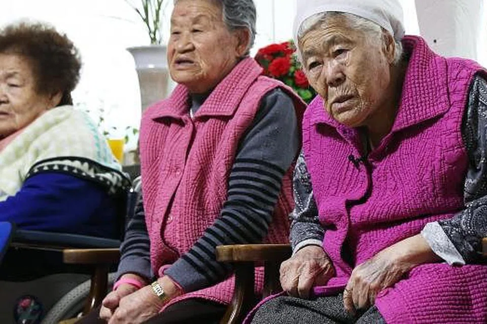 TERIMA PAMPASAN: Bekas hamba seks warga Korea Selatan kelihatan sedang menonton laporan berita pada 28 Disember lalu sedang mereka menanti keputusan pertemuan antara menteri ehwal luar Korea Selatan dan Jepun di Gwangju, Korea Selatan, berhubung isu pampasan untuk mereka atas apa yang berlaku sewaktu Perang Dunia ke-2 dahulu. - Foto REUTERS