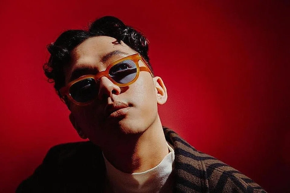 MUZIK SINGAPURA IBARAT RENDANG: Sezairi berkata muzik Singapura mempunyai rencah yang lazat seperti dalam sajian rendang tetapi si penyanyi perlu tahu untuk siapa lagu itu wajar dipasarkan. - Foto SONY MUSIC SINGAPORE