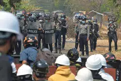 SEDIA GUNA SENJATA: Pasukan polis pencegah rusuhan sedia menggunakan senjata api apabila berdepan dengan para penunjuk perasan yang membantah kudeta tentera, di Napyidaw, pada 8 Mac lalu. - Foto AFP