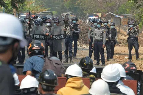 SEDIA GUNA SENJATA: Pasukan polis pencegah rusuhan sedia menggunakan senjata api apabila berdepan dengan para penunjuk perasan yang membantah kudeta tentera, di Napyidaw, pada 8 Mac lalu. - Foto AFP