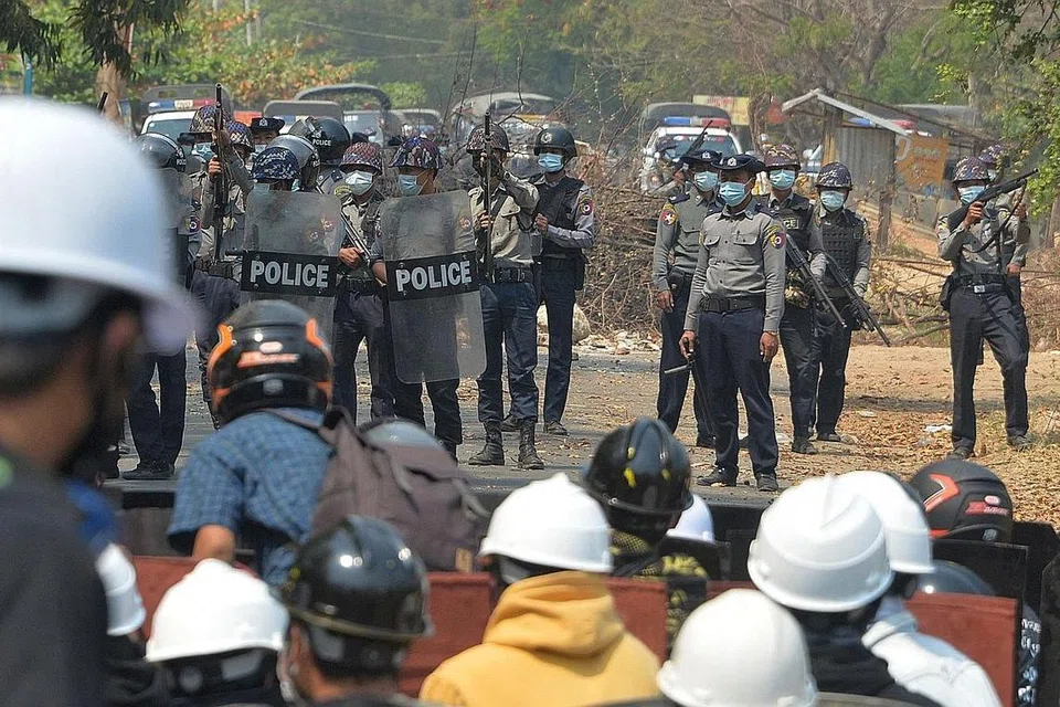 SEDIA GUNA SENJATA: Pasukan polis pencegah rusuhan sedia menggunakan senjata api apabila berdepan dengan para penunjuk perasan yang membantah kudeta tentera, di Napyidaw, pada 8 Mac lalu. - Foto AFP