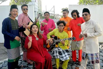 SATUKAN IDEA TIGA HALA: OutCry yang dianggotai (berdiri dari kanan) Zulkarnain Othman, Alim Sazali, Joshua Tan, Faris Nabil dan Farhan xP serta A.K. Hafiz (duduk), teruja menghasilkan lagu Hari Raya bersama penyanyi muda, Nurul Rahila Rashun dan penyanyi veteran Ismail Gani (berdiri kiri). - Foto KHALID BABA