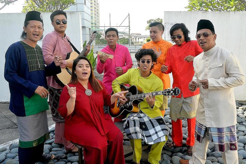 SATUKAN IDEA TIGA HALA: OutCry yang dianggotai (berdiri dari kanan) Zulkarnain Othman, Alim Sazali, Joshua Tan, Faris Nabil dan Farhan xP serta A.K. Hafiz (duduk), teruja menghasilkan lagu Hari Raya bersama penyanyi muda, Nurul Rahila Rashun dan penyanyi veteran Ismail Gani (berdiri kiri). - Foto KHALID BABA