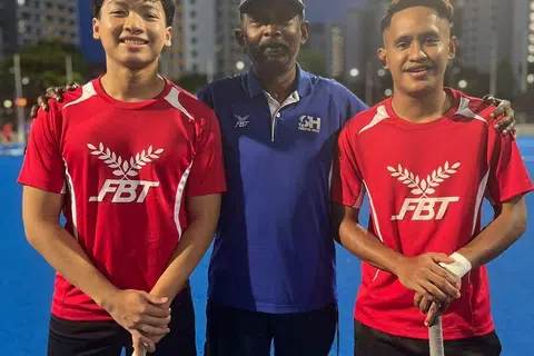 Bagi pemain hoki muda seperti Muhammad Faris Jasni (kiri), bimbingan daripada jurulatih, Krishnan Vijayan Naidu (tengah), dan pemain senior, Muhammad Fariz Mohd Basir (kanan), penting untuk memastikan perkembangan yang baik demi masa depan pasukan hoki Singapura.