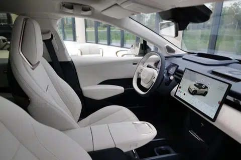 Dari sudut rupa bentuk, sentuhan halus jenama China kian menyerlah. Hiasan dalaman kereta ‘Zeekr X’, misalnya, menawarkan sentuhan mewah dan moden mirip hiasan dalaman jenama Eropah.
