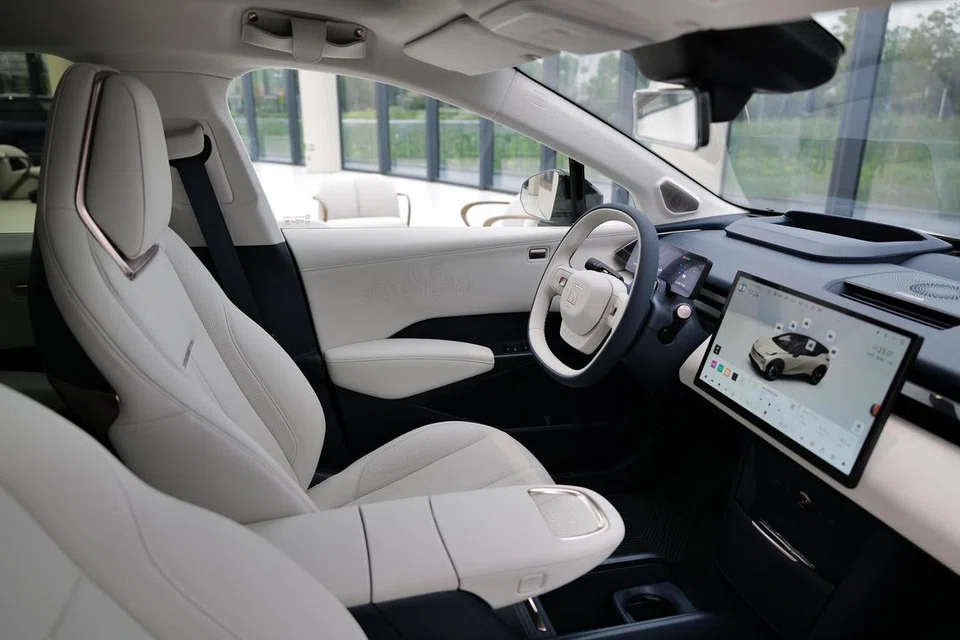 Dari sudut rupa bentuk, sentuhan halus jenama China kian menyerlah. Hiasan dalaman kereta ‘Zeekr X’, misalnya, menawarkan sentuhan mewah dan moden mirip hiasan dalaman jenama Eropah.