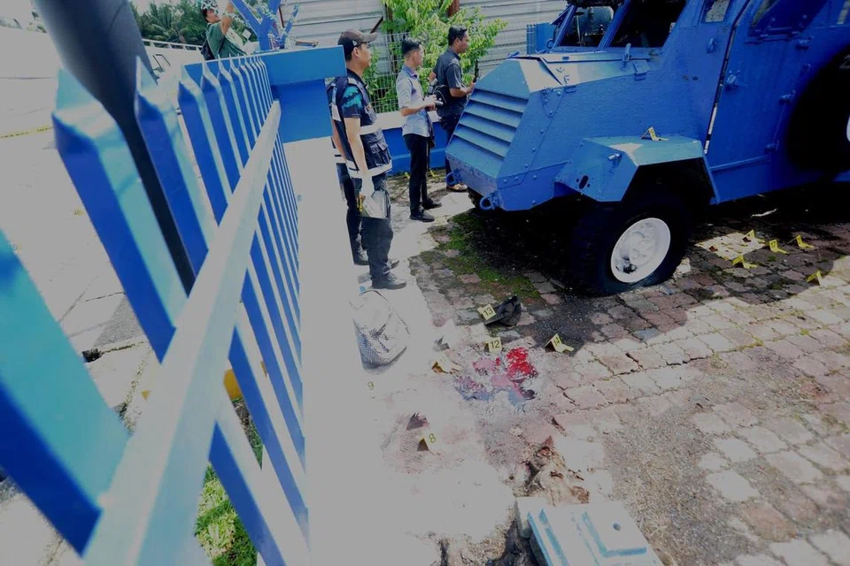 Kawasan dalam Balai Polis Ulu Tiram, Johor, yang menyaksikan tumpahnya darah dua anggota polis yang terbunuh, manakala seorang cedera dalam serangan oleh seorang lelaki bertopeng dan bersenjatakan parang pada 2.30 pagi 17 Mei.