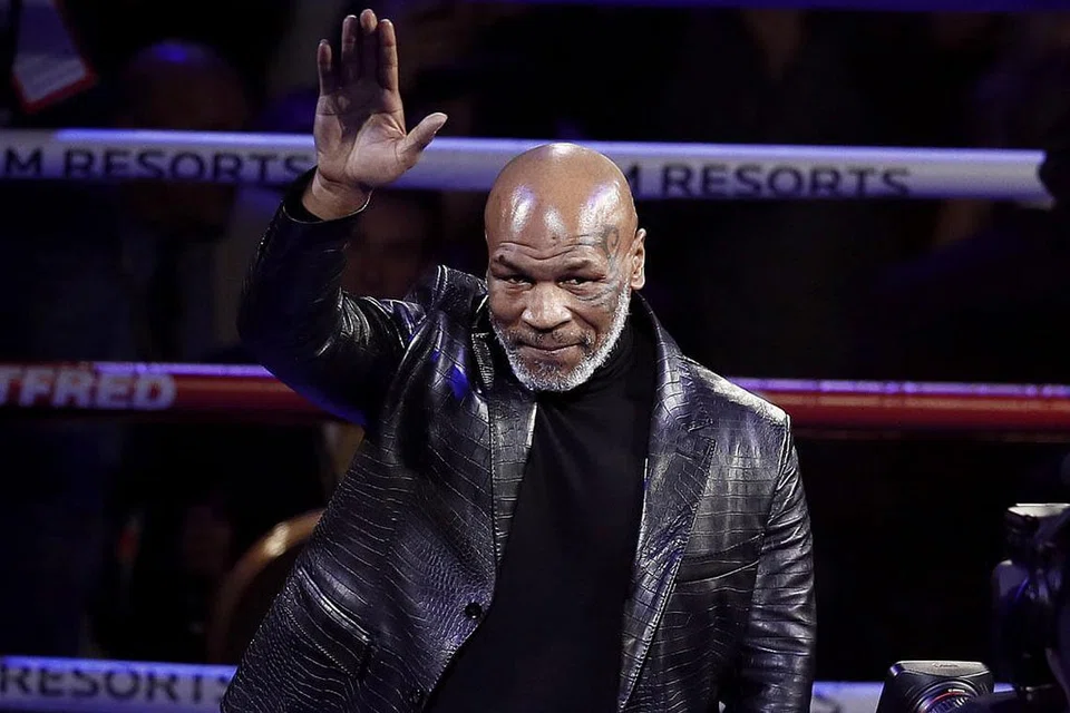 KEMBALI KE GELANGGANG: Mike Tyson membuat pengumuman bahawa beliau sedia kembali ke gelanggang untuk pertarungan menentang Roy Jones Jr pada 12 September nanti di Los Angeles.- Foto EPA-EFE