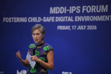 Menteri Penerangan dan Pembangunan Digital, Cik Josephine Teo, menyampaikan ucapan penutup pada Forum MDDI-IPS mengenai Memupuk Persekitaran Digital Selamat Bagi Kanak-Kanak di Media Sosial, yang diadakan di NUSS Kent Ridge Guild House pada 17 Julai.