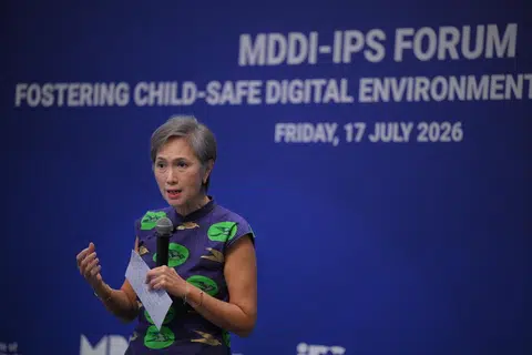 Menteri Penerangan dan Pembangunan Digital, Cik Josephine Teo, menyampaikan ucapan penutup pada Forum MDDI-IPS