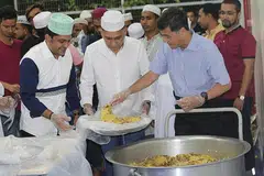 SAHUR BERSAMA: Menteri Negara Kanan Pertahanan, Encik Heng Chee How, kelihatan sedang menyenduk nasi di dulang yang dibawa ketua pegawai eksekutif dan pengasas syarikat Mini Environment Services (MES) Group, Encik Mohamed Abdul Jaleel, semasa berkunjung ke dormitori The Leo, di Kaki Bukit awal pagi semalam. - Foto MES