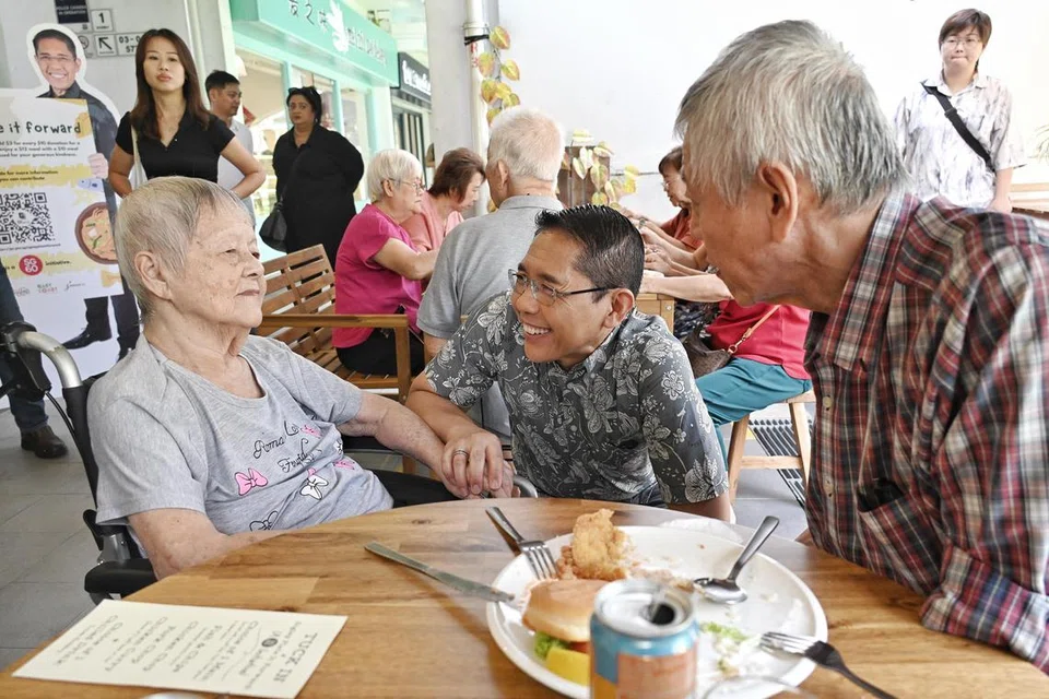 Menteri Kedua (Ehwal Luar merangkap Pendidikan), Dr Mohamad Maliki Osman (tengah), yang juga Penasihat kepada pertubuhan akar umbi GRC East Coast bersama warga emas di kafe Tuck in semasa pelancaran inisiatif Siglap Plate It Forward. Inisiatif tersebut berlangsung dari 5 Januari hingga 31 Disember. 