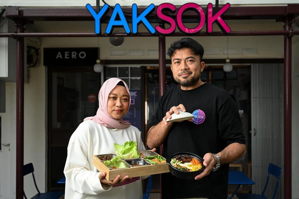Pengasas Yaksok, Cik Raudhah Osman (kiri), bersama suaminya, penyanyi tempatan, Ryan Sufiyan membuka kafe baru yang terletak di 17 Bali Lane. Sebelum ini, Yaksok pernah beroperasi di Tanjong Pagar dan Amoy Street Food Centre. 
