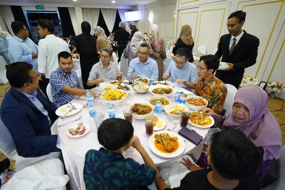 (Dari kiri) Ketua Pegawai Eksekutif Singapore Hospitality Group, Encik Ali Abbas; presiden Persatuan Muhammadiyah, yang juga pengerusi RKM, Ustaz Muhammad Azri Azman; Menteri Negara (Ehwal Dalam Negeri merangkap Pembangunan Negara), Profesor Madya Dr Muhammad Faishal Ibrahim; Editor BH, Encik Nazry Mokhtar; Ketua Editor Kumpulan Media Inggeris/Melayu/Tamil, Encik Wong Wei Kong; Ketua Perbankan Islam, Maybank Singapore, Encik Sazzali Sabandi; dan pengasas Munawwarah, Cik Rasidah Mohamad Din, berbuka puasa dengan kanak-kanak RKM.