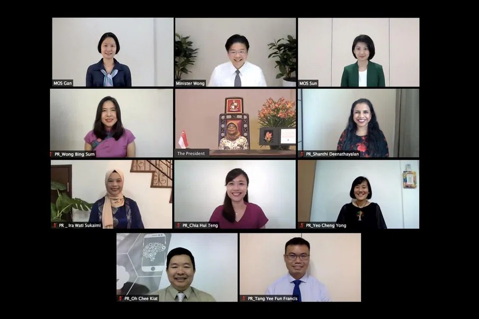 CEMERLANG DALAM DUNIA PENDIDIKAN: Tujuh penerima Anugerah Presiden 2020 bagi Guru (PAT) antara lain menyokong pelajar dengan mencipta pengalaman inovatif dalam talian sewaktu tempoh penularan wabak Covid-19. Mereka menerima anugerah masing-masing dalam satu majlis penyampaian anugerah secara maya yang dihadiri Presiden Halimah Yacob. - Foto KEMENTERIAN PENDIDIKAN (MOE)