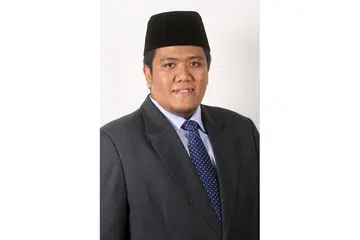 Pernah suatu ketika saya bertemu sebuah keluarga. Ketika kami menjalankan pembahagian makanan buka puasa, kami berikan sebungkus nasi ayam untuk setiap orang dalam sebuah rumah. Saya terdengar teriak gembira seorang anak kecil berkata, "yeay, ibu dah lama kita tak dapat makan ayam kan, selalu asyik makan nasi dengan kicap je". Dalam satu lagi peristiwa, saya terdengar anak kecil bersorak gembira kerana dapat makan kenyang setelah beberapa bulan terpaksa berbahagi nasi yang sedikit dengan adik beradik yang ramai. Tatkala kita menghilangkan kelaparan dan dahaga, jangan kita lupakan nasib mereka yang memerlukan. Jangan bimbang, Nabi saw, yang tidak pernah berbohong dan hanya berkata yang benar, menjanjikan dalam hadisnya, tidak akan berkurangan harta seorang hamba gara-gara sedekah. - Ustaz Irwan Hadi Mohd Shuhaimy.