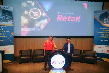 PELANCARAN INSTITUT: Setiausaha Agung NTUC, Encik Ng Chee Meng (kiri) dan Ketua Pegawai Eksekutif NTUC LHUB, Encik Jeremy Ong, merasmikan pelancaran Institut Peruncitan NTUC LHUB pada Isnin.