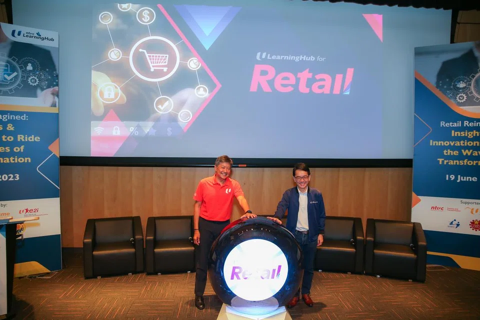 PELANCARAN INSTITUT: Setiausaha Agung NTUC, Encik Ng Chee Meng (kiri) dan Ketua Pegawai Eksekutif NTUC LHUB, Encik Jeremy Ong, merasmikan pelancaran Institut Peruncitan NTUC LHUB pada Isnin.